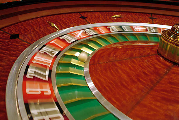 Gaple Online table interface on nos69 showing four player seats and domino tiles